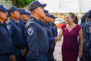 Juanita Alonso presenta de manera oficial a los 25 policías recién graduados