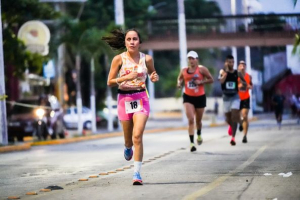 Gina Ortega y Joaquín Pared imponen su ley en el primer Medio Maratón Nocturno de Cozumel