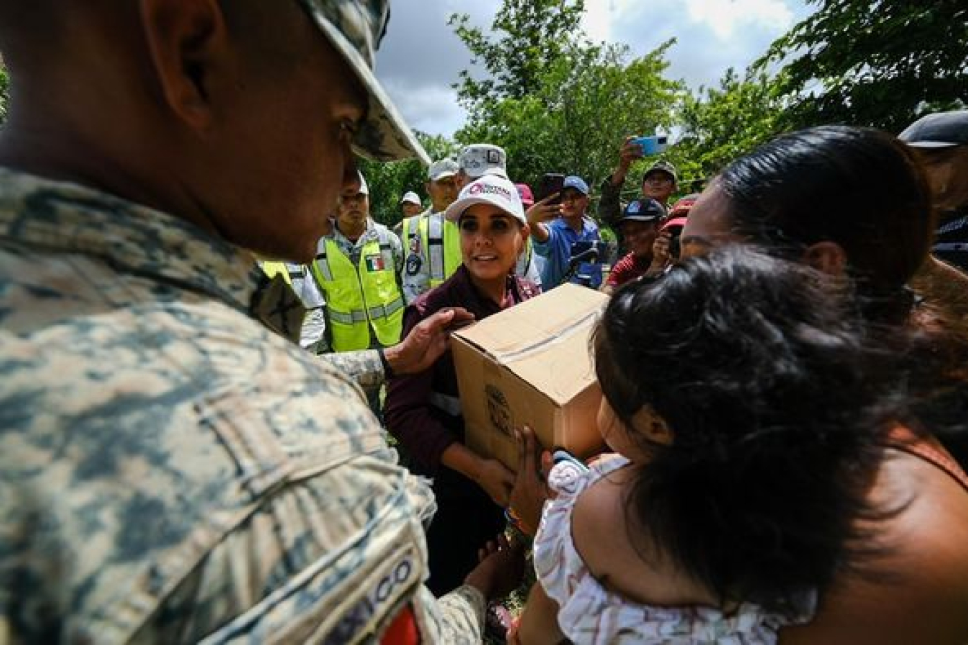 Entrega Mara Lezama en Bacalar apoyos directos a familias afectadas por inundaciones