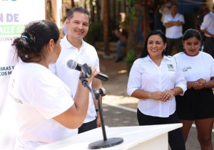 Inaugura Blanca Merari pavimentación de la calle del cementerio nuevo en Leona Vicario