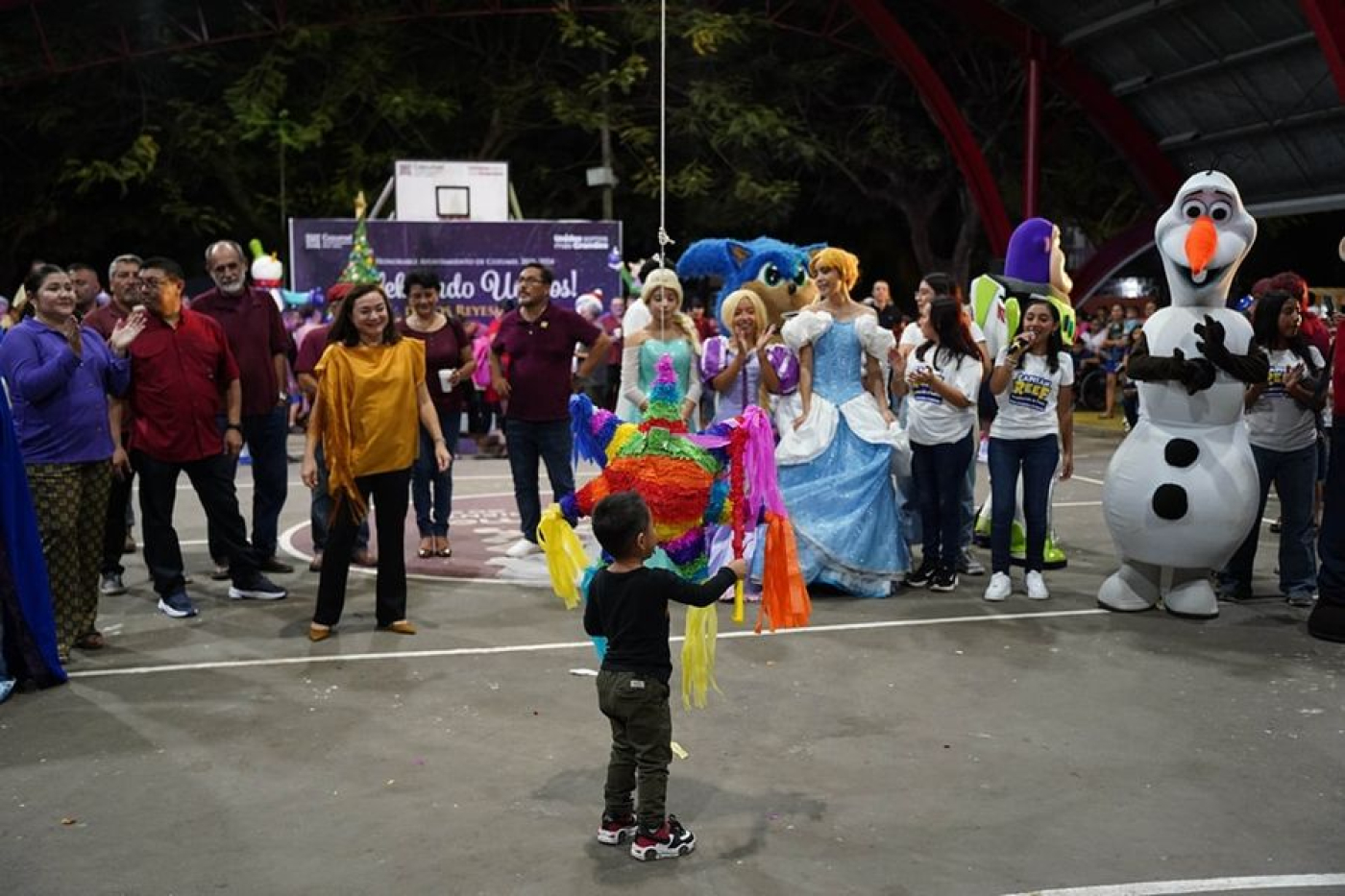 Juanita Alonso celebra con familias cozumeleñas el Día de Reyes