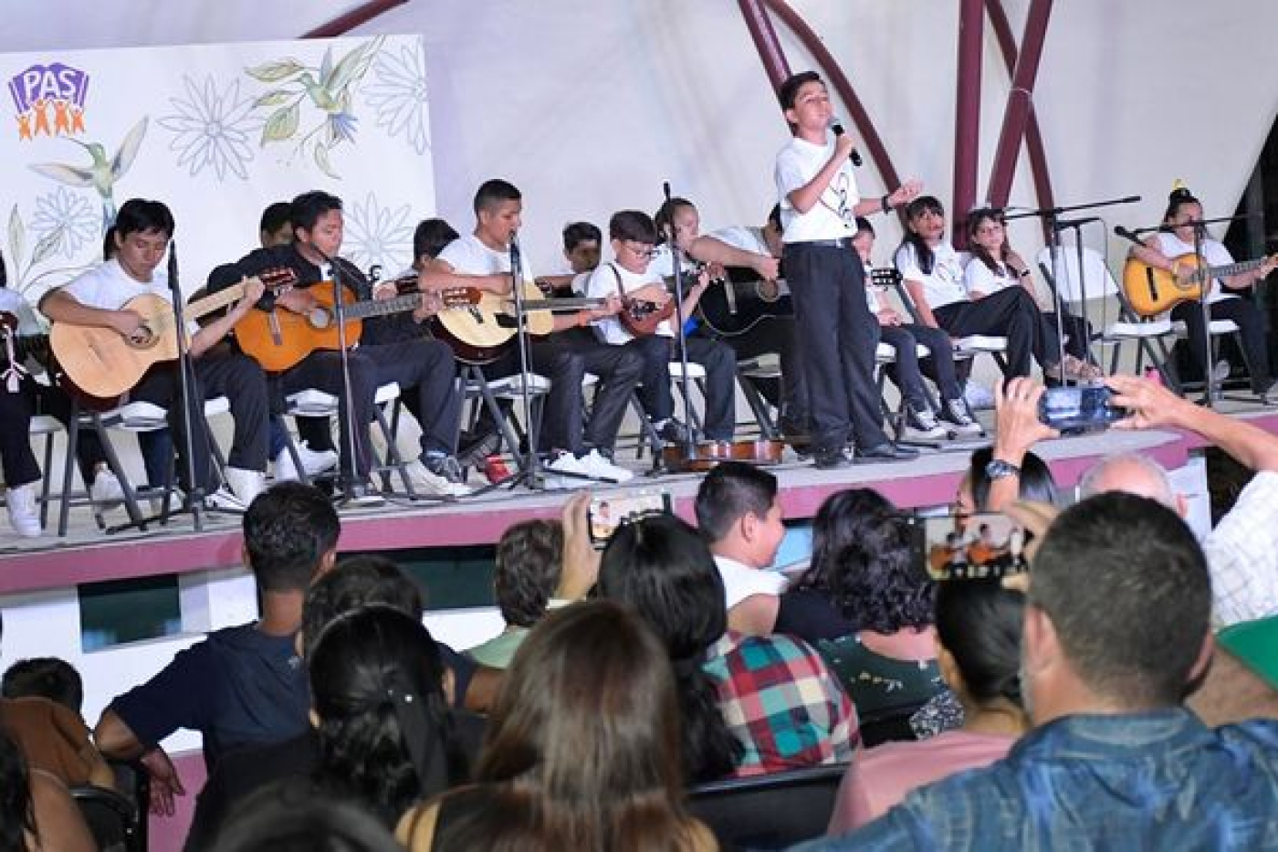 La Rondalla de la FPMC ofreció una Serenata para celebrar a las mamás en su día