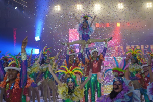 Comparsas llenan de alegría y colorido los 150 años del Carnaval Cozumel