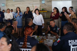 Reconoce Juanita Alonso labor de los policías cozumeleños