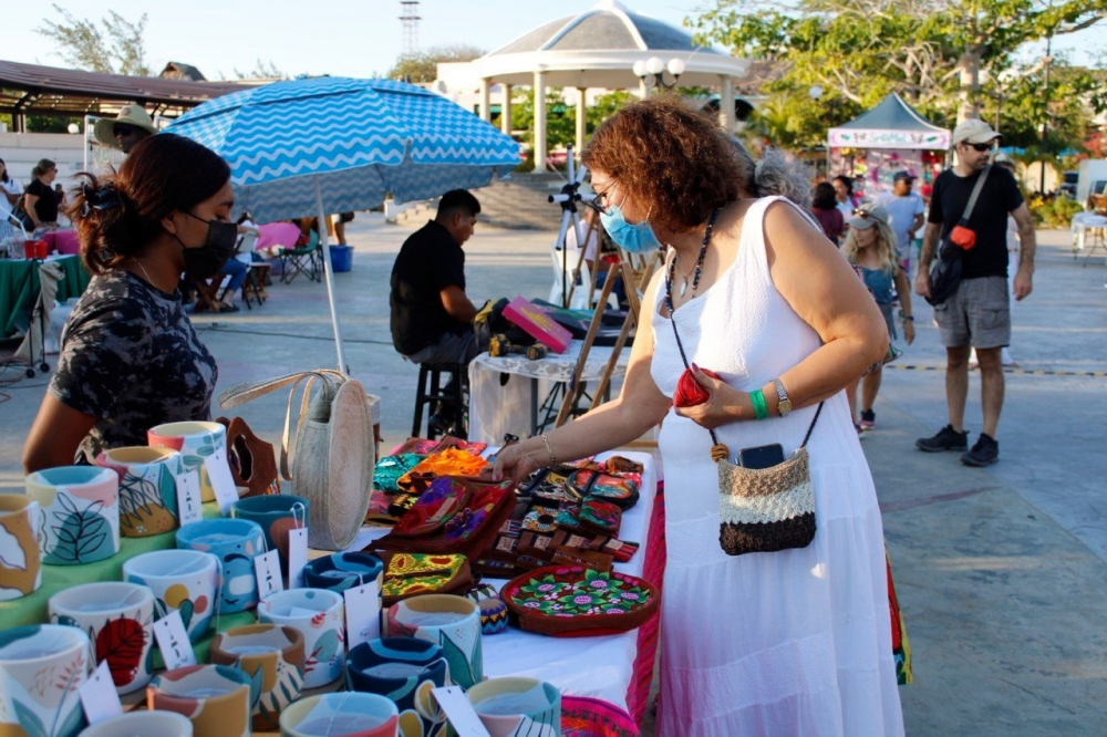 Fortalecen la economía de Puerto Morelos con pabellón artesanal y gastronómico