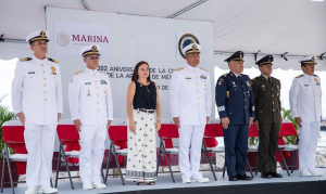 Juanita Alonso acude a celebración de los 202 años de la creación de la Armada de México