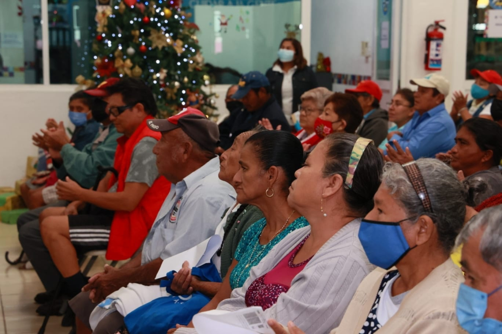 Atenea Gómez abriga corazones de las abuelitas y abuelitos de Isla Mujeres