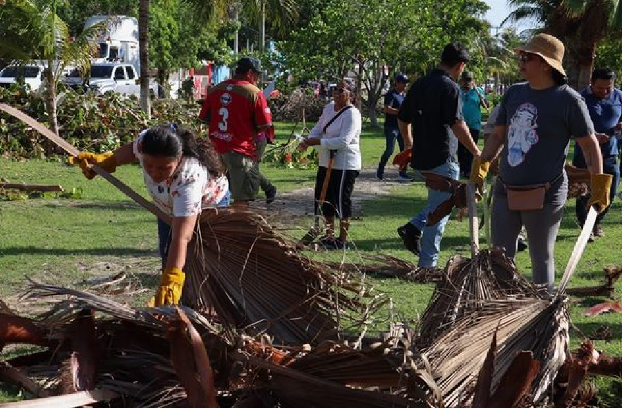 Organizan en Puerto Morelos mega jornada de limpieza luego del paso del huracán “Beryl”