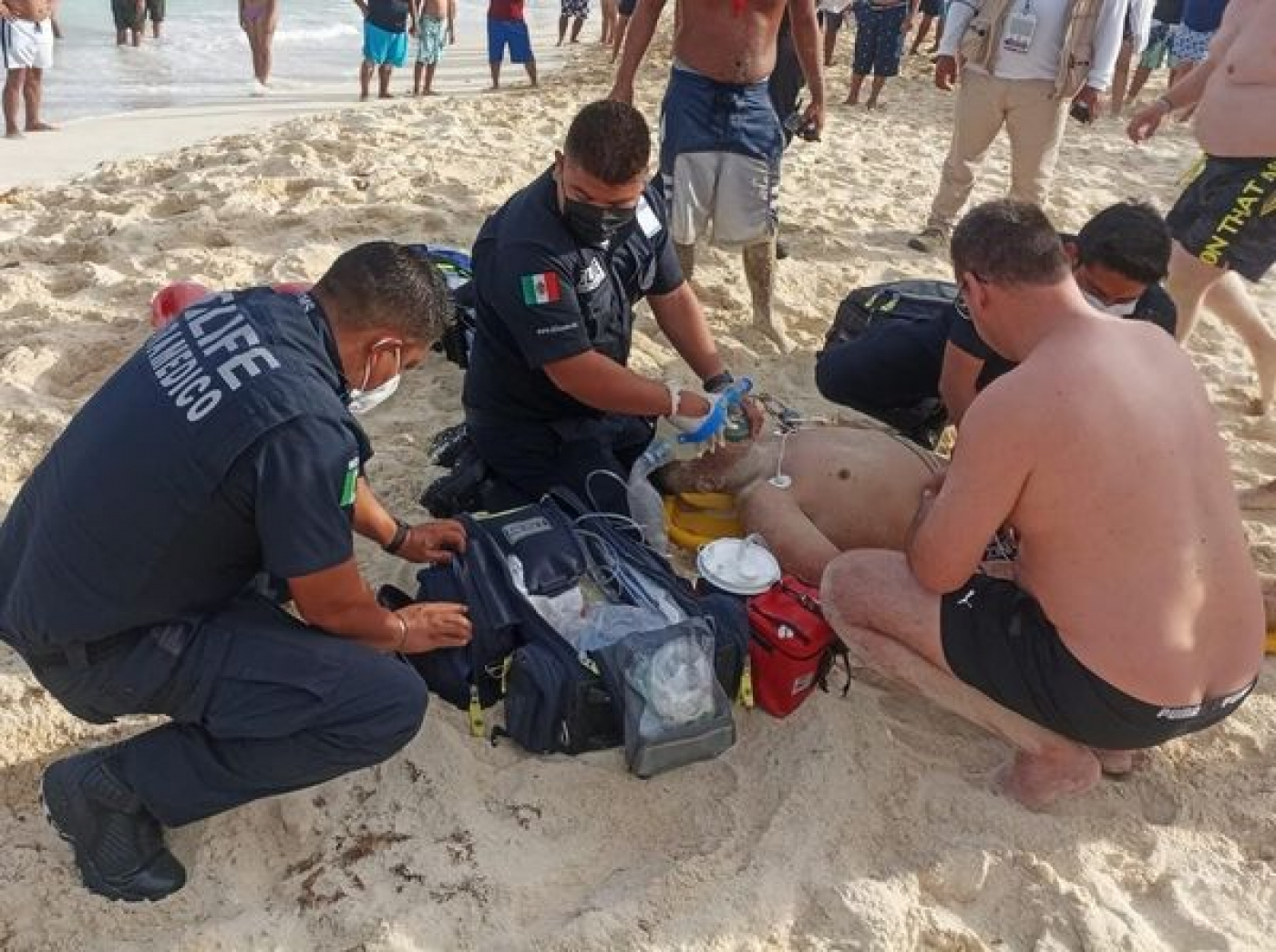 Rescatan a turista en playa Delfines de Cancún