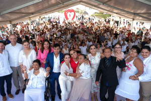 Unen sus vidas 350 parejas en Cancún, Mara Lezama es testigo de honor en Bodas Colectivas
