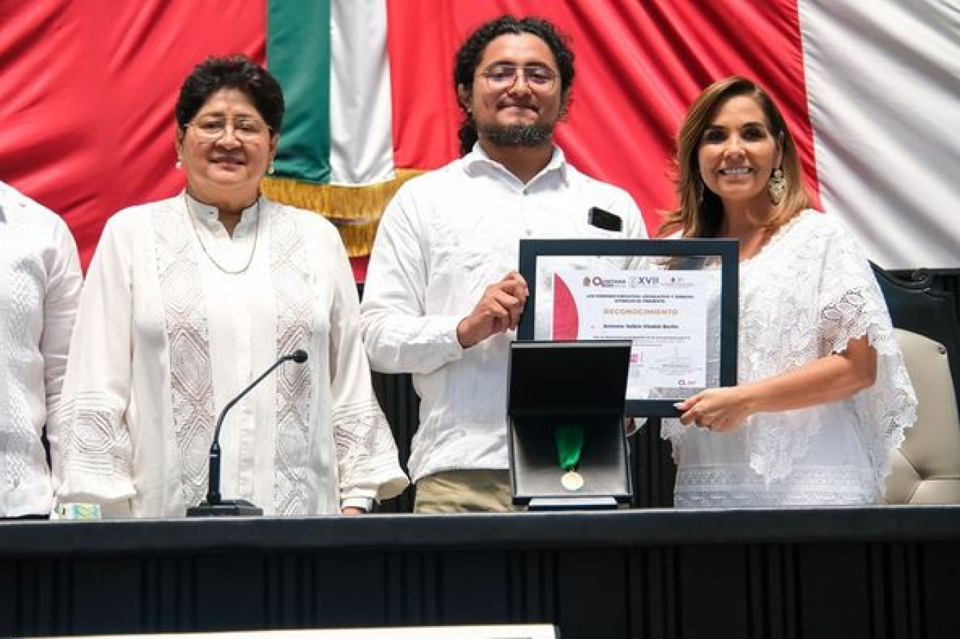 Entrega Mara Lezama Medalla al Mérito Indígena “Cecilio Chí” a Wildernain Villegas Carrillo