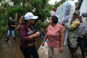 Mara Lezama realiza recorridos domiciliarios por colonias de Chetumal afectadas por inundaciones