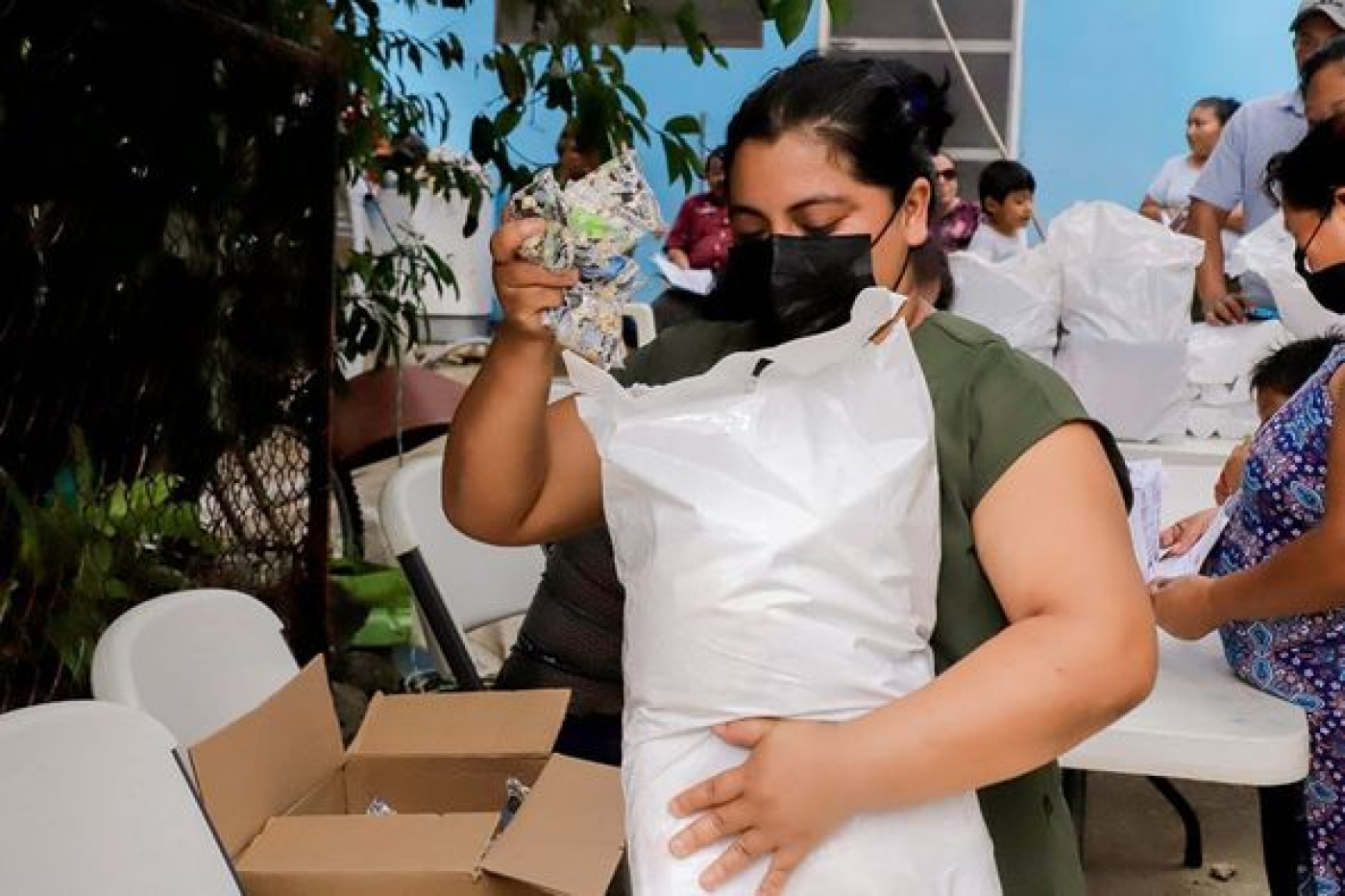 Entrega DIF Cozumel despensas en rancho San Fernando; beneficia a 50 familias