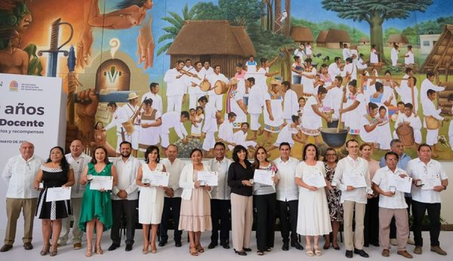 Reconocen al personal docente en Quintana Roo por 30 y 40 años de servicio