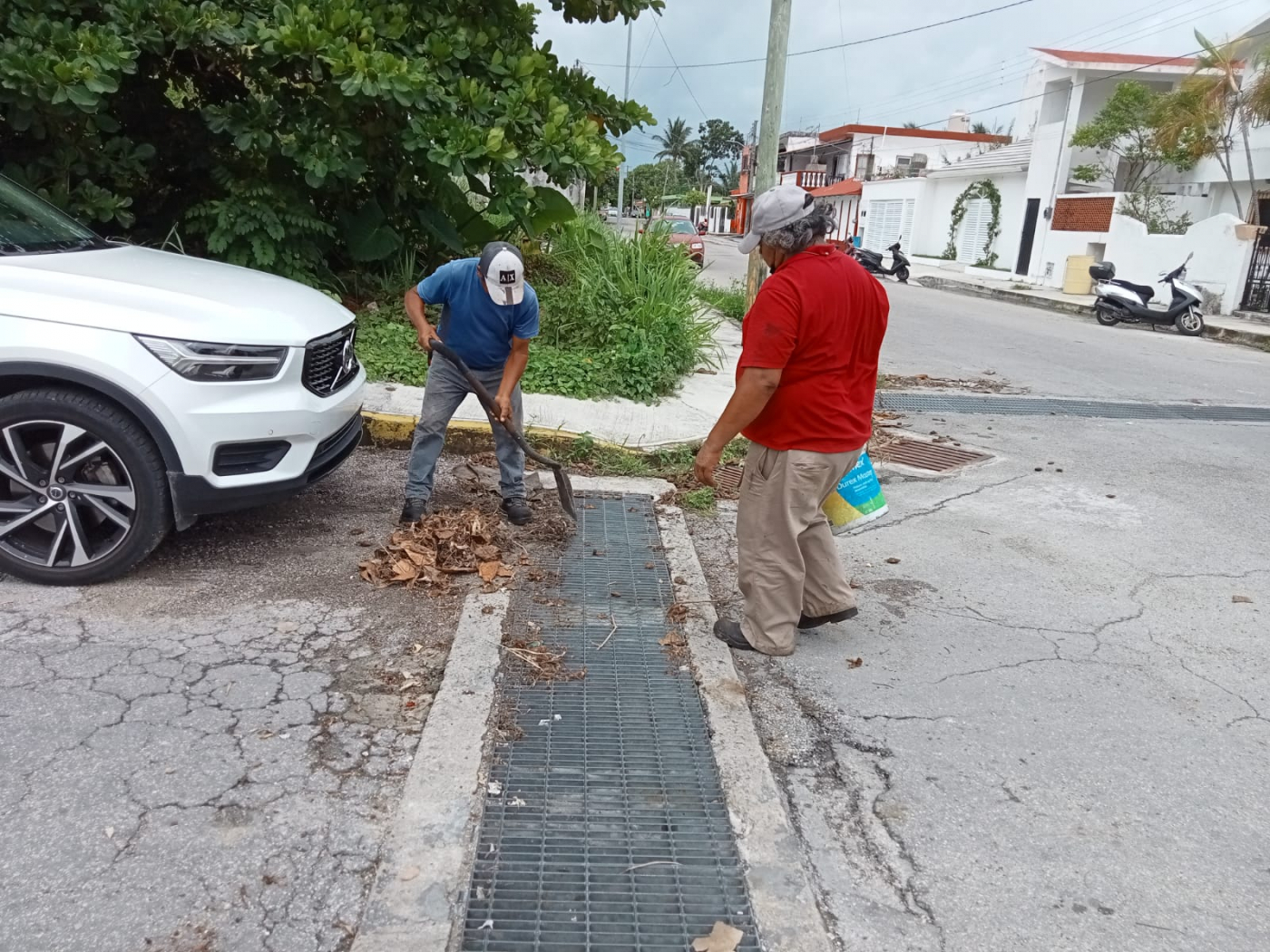 Buscan prevenir encharcamientos con limpieza de rejillas pluviales