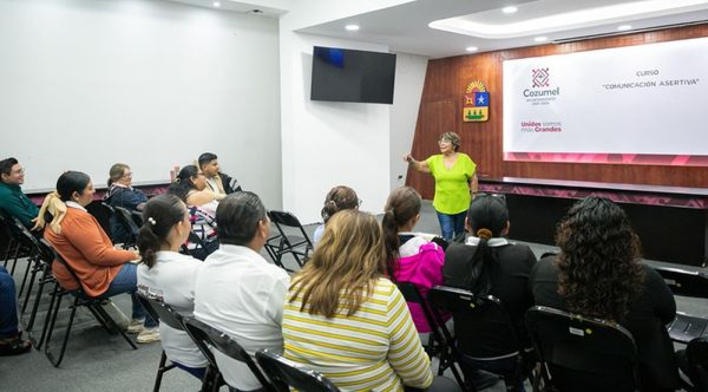 Servidores públicos participan en el curso “Comunicación Asertiva”