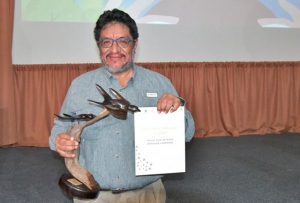 Entregan premio &quot;Cuzam&quot; a Jesús Benavides, director de Punta Sur