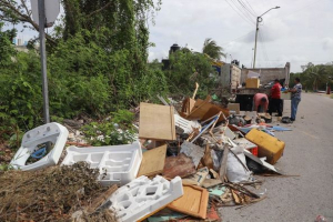 Gobierno de Cozumel limpia predio con acumulación de desechos