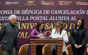 Juanita Alonso realiza la re-cancelación de la estampilla postal alusiva al 150 Aniversario del Carnaval de Cozumel