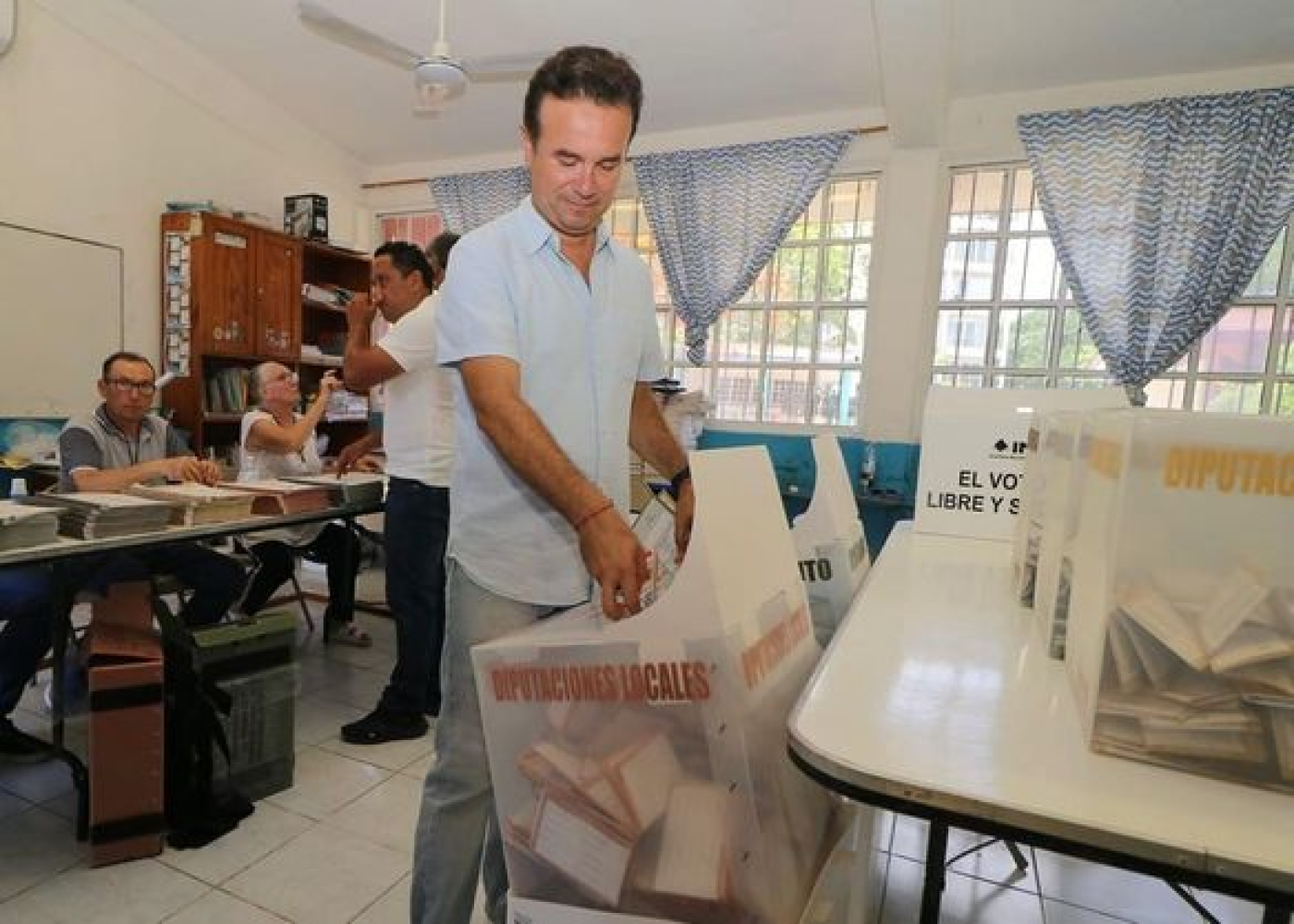 Pedro Joaquín ejerce su voto y llama al sufragio a los cozumeleños