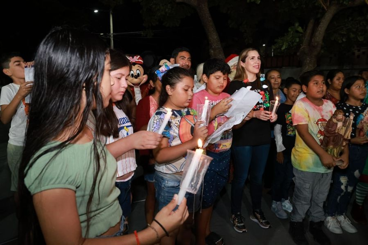 Atenea Gómez Ricalde celebra con las familias isleñas la primera Posada en tu Colonia