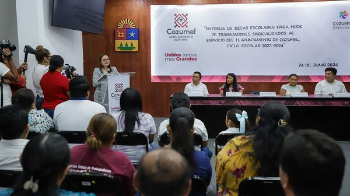 Juanita Alonso entrega becas escolares a hijos de trabajadores sindicalizados del Ayuntamiento