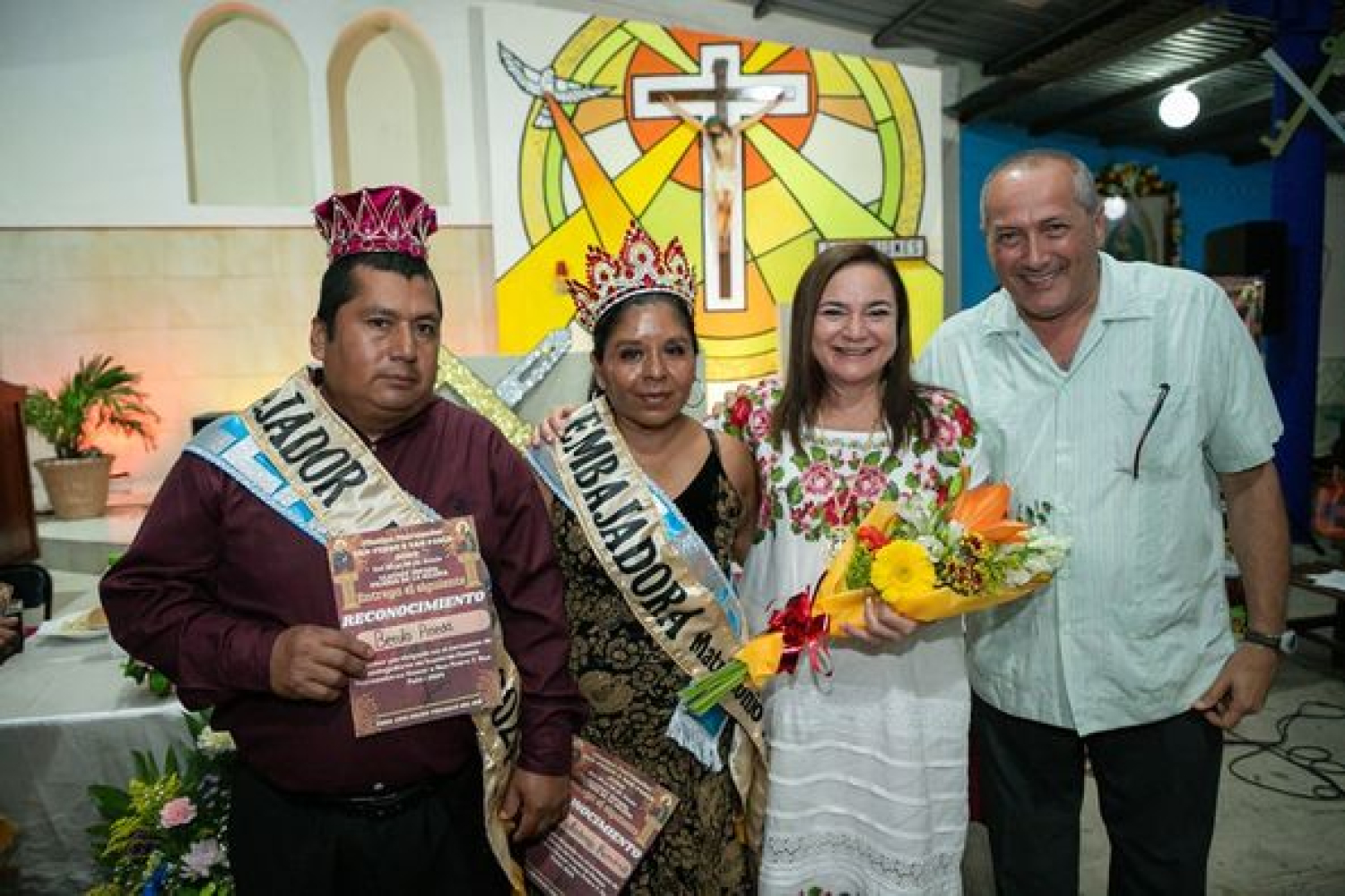Juanita Alonso corona embajadores de la fiesta patronal “San Pedro y San Pablo”