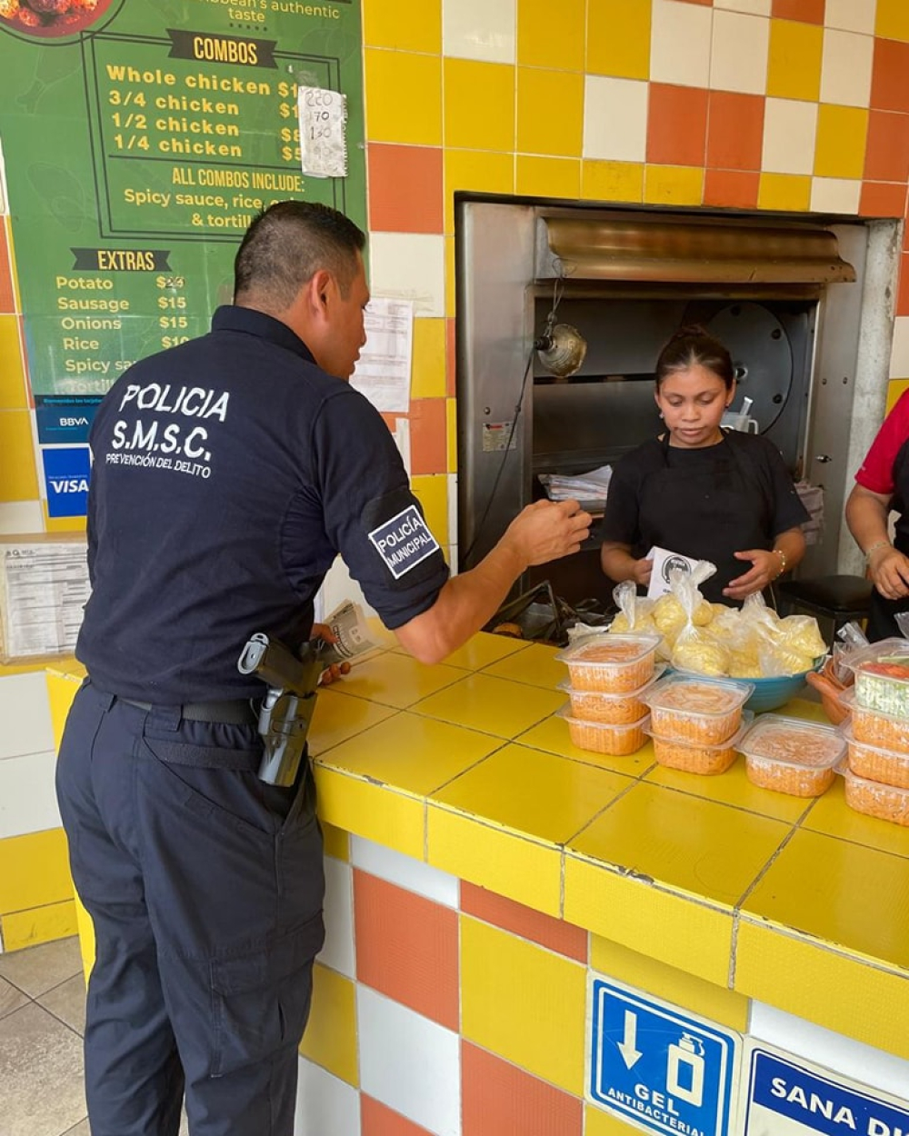 Resguarda policía de Puerto Morelos a compradores en el Buen Fin