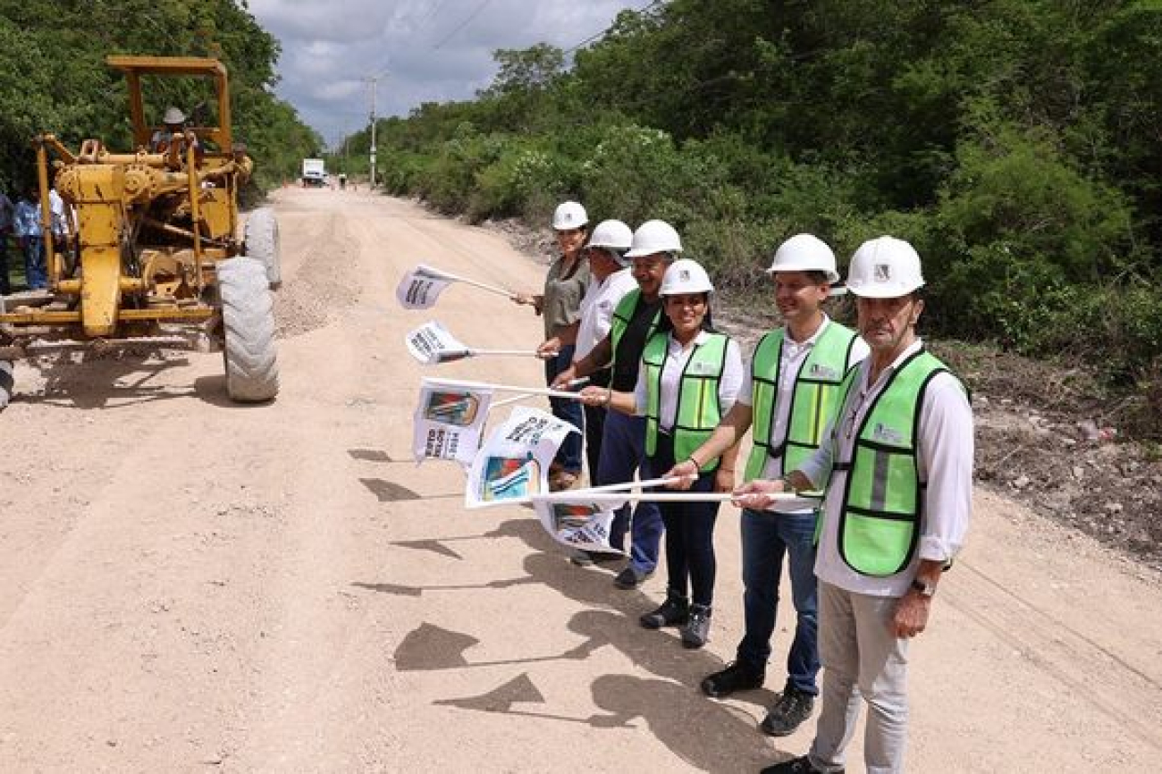 Blanca Merari da banderazo de inicio a pavimentación en la zona urbana de Puerto Morelos