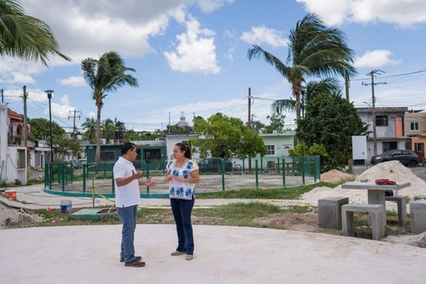 Juanita Alonso supervisa obra de rehabilitación del parque “Las Palmas”