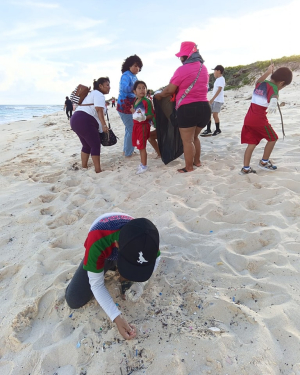 Estudiantes de nivel básico y gobierno se unen para limpiar playas y liberar tortugas