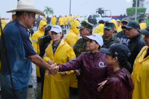 Mara Lezama recorre puntos de Chetumal ante contingencia por “Nadine”