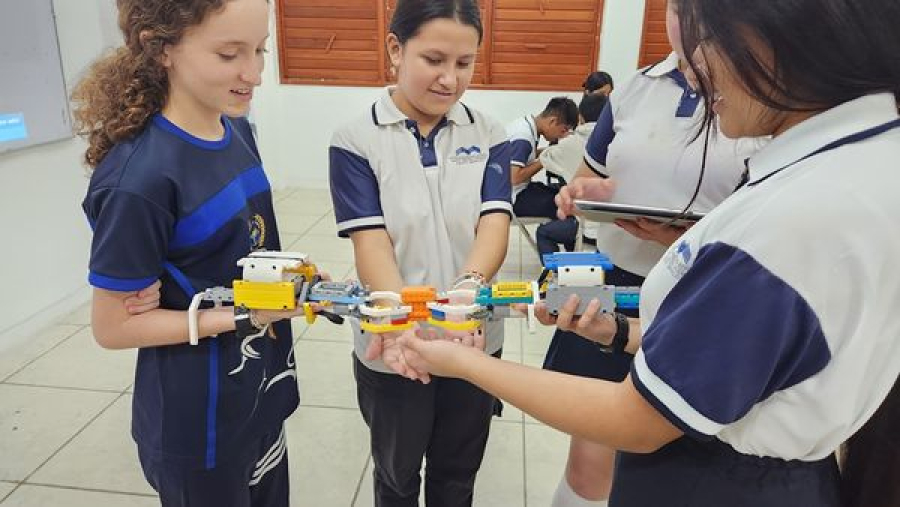 Imparten taller de robótica para niñas y mujeres jóvenes en Puerto Morelos