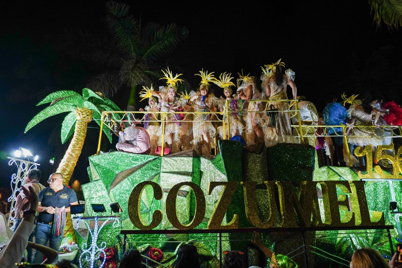 Cozumeleños y extranjeros disfrutan el segundo paseo del Carnaval Cozumel 2024