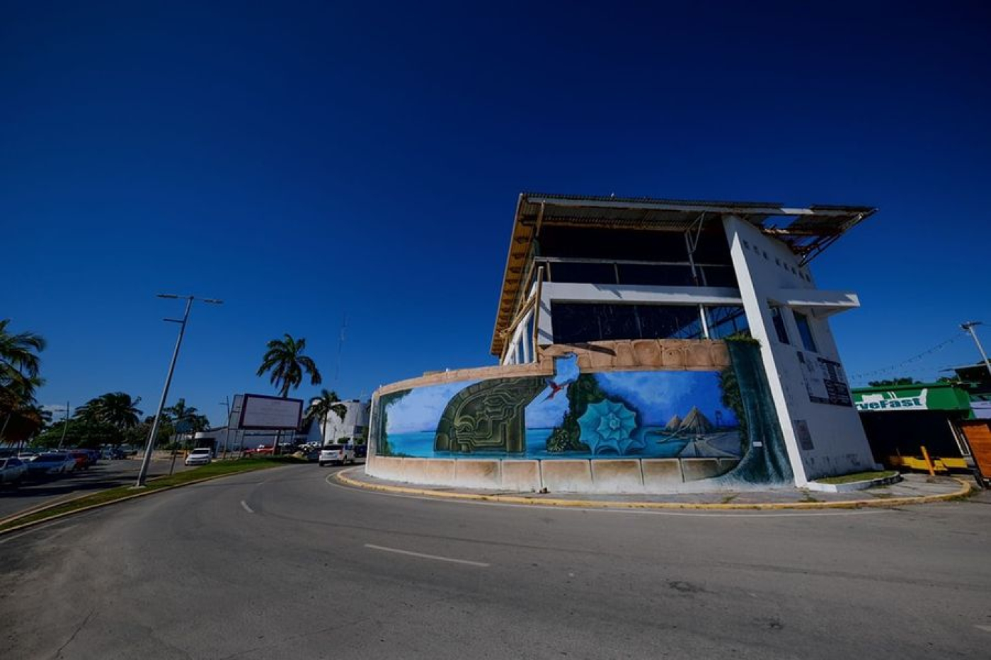 Mara Lezama presenta los 17 murales que transforman el centro histórico de Chetumal