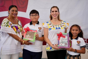 Atenea Gómez Ricalde encabeza ceremonia de regreso a clases en Isla Mujeres