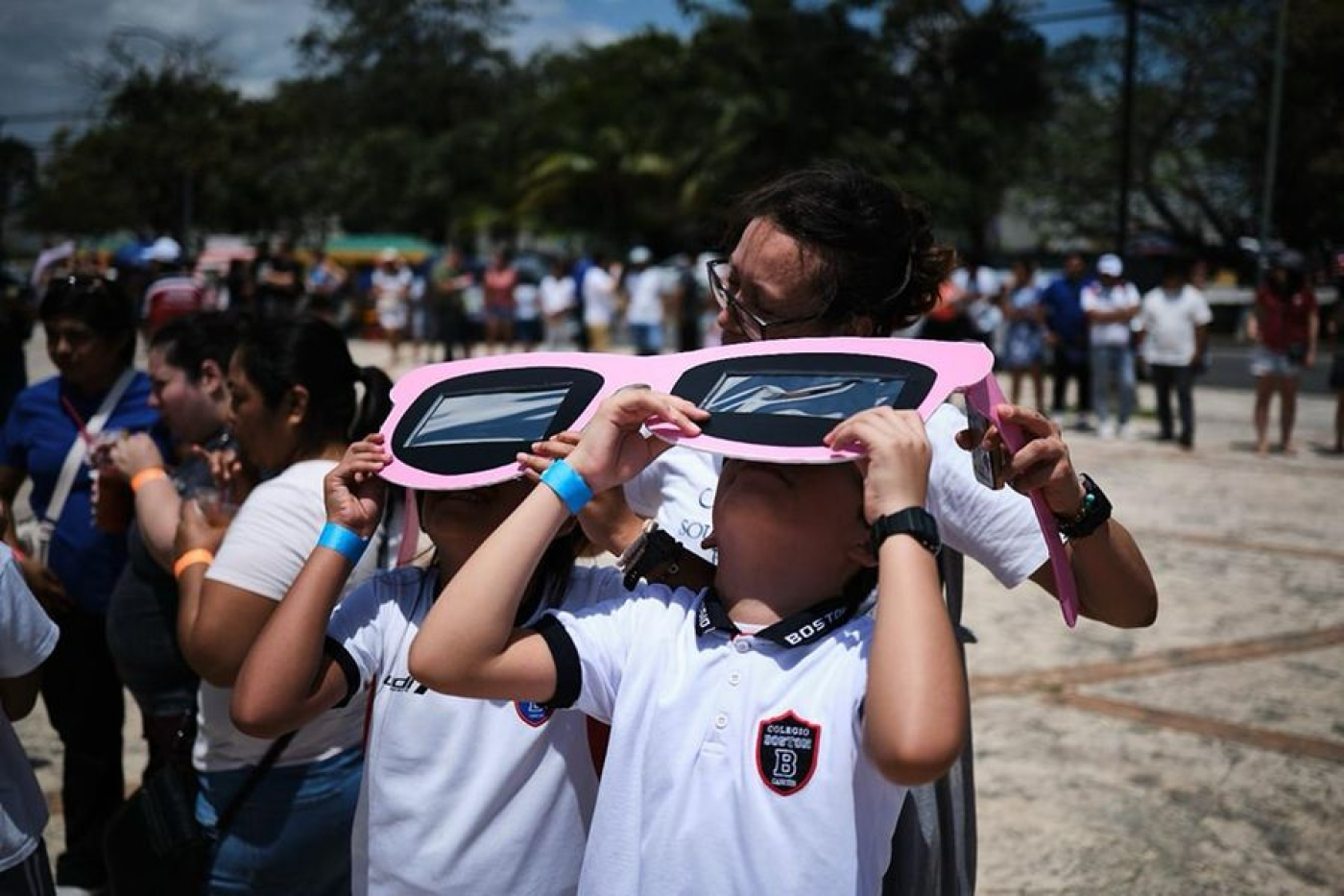 Quintanarroenses observaron el eclipse solar en los planetarios del COQHCYT