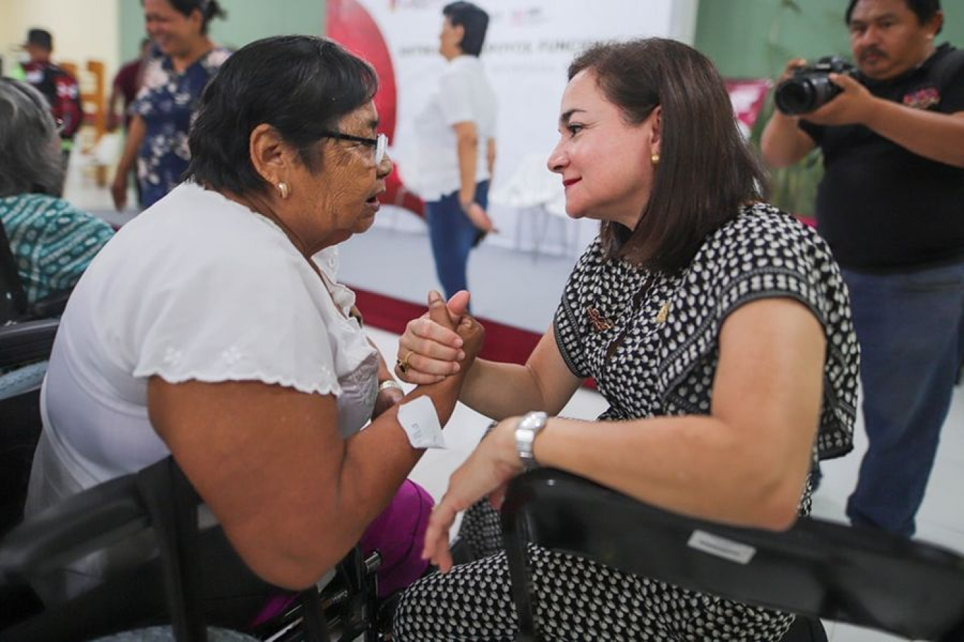 Juanita Alonso y Verónica Lezama entregan apoyos funcionales
