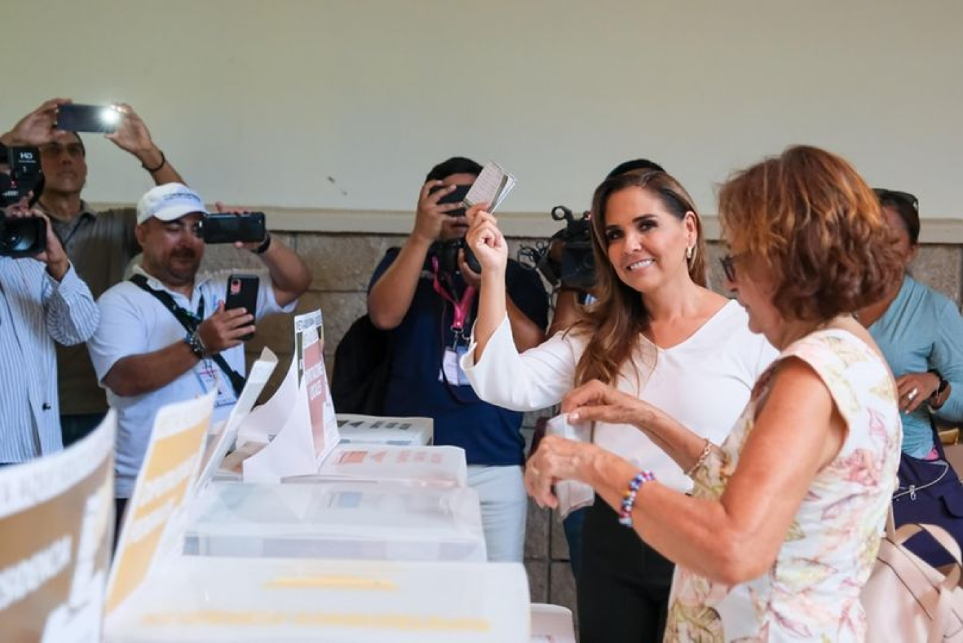 Acude Mara Lezama a emitir su voto en la casilla de la Casa de la Cultura de Cancún