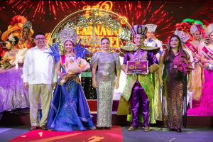 Juanita Alonso corona a soberanos de los 150 años del Carnaval de Cozumel
