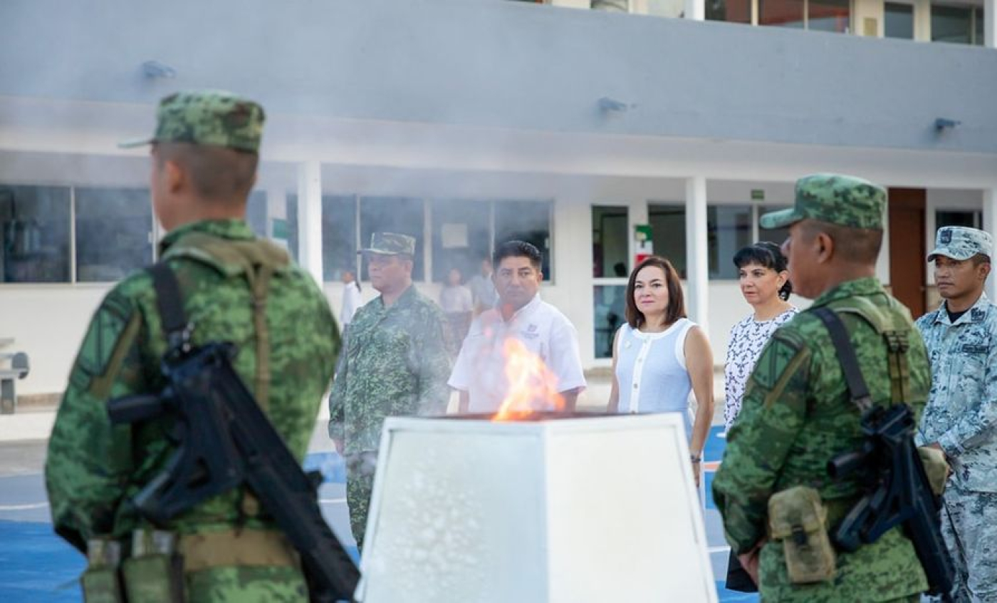 Juanita Alonso atestigua ceremonia de incineración de bandera