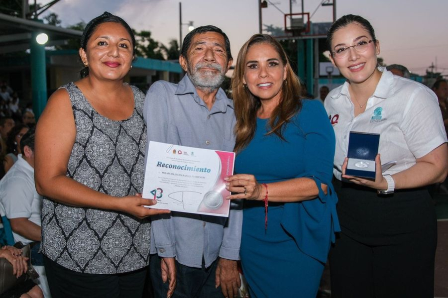 Mara Lezama entrega reconocimientos y estímulos a maestros de Bachilleres por sus años de servicio