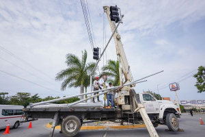 Gobierno Municipal instala semáforos en puntos de mayor tráfico vehicular de Cozumel