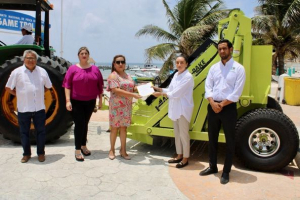 Adquieren nueva barredora para limpieza de playas en Puerto Morelos
