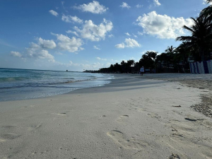 Preparativos para el izamiento de la bandera Blue Flag en las playas de Isla Mujeres