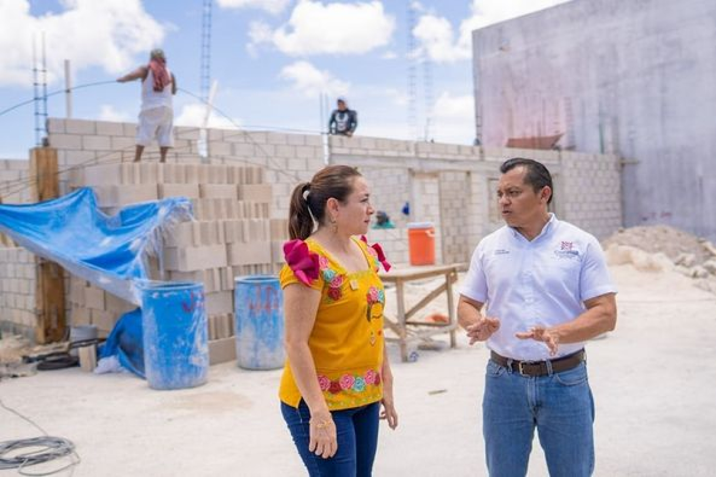 Juanita Alonso supervisa construcción del dispensario médico en la colonia Maravilla