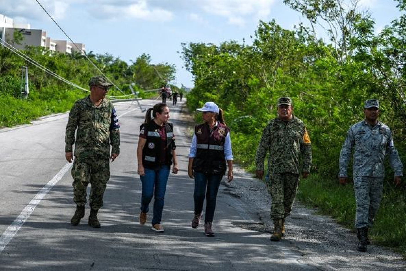 Mara Lezama recorre trabajos de restablecimiento de energía eléctrica en Cozumel