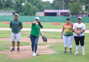 Lanza Blanca Merari la primera bola de cuadrangular de softbol femenil con causa en Leona Vicario