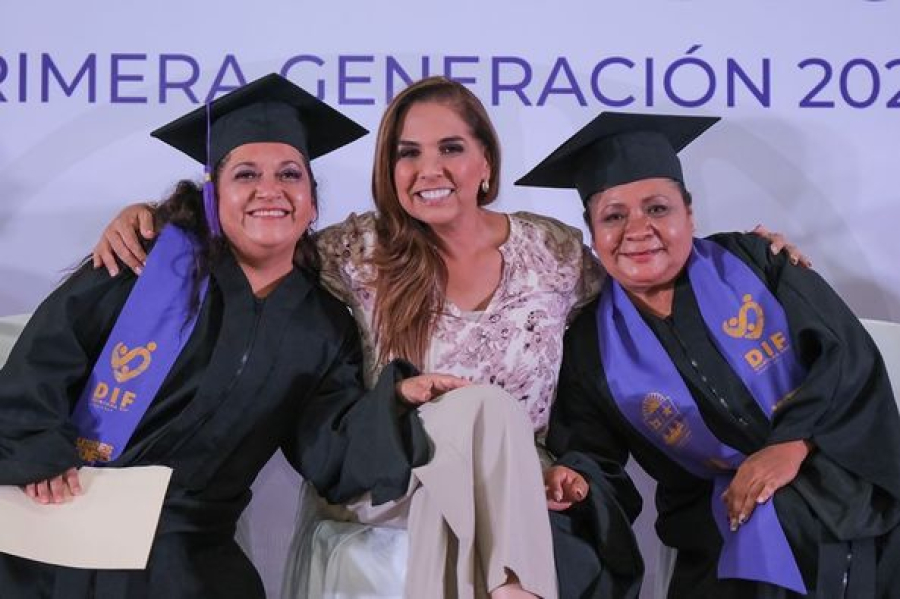 Celebra Mara Lezama primera generación de graduadas de Prepa “Mujer Es Poder”