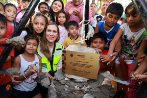 Atenea Gómez coloca la primera piedra del parque La Victoria